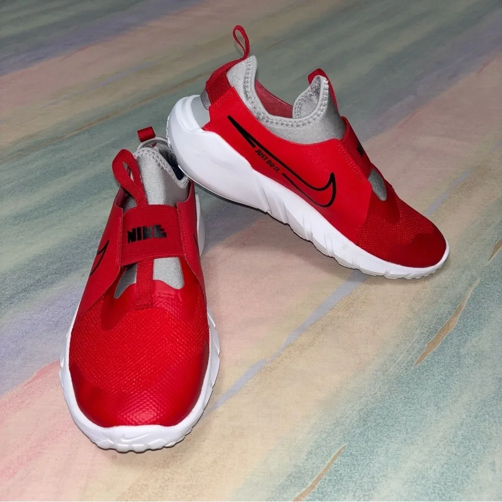 Nike Flex Runner 2 (GS) Slip On Sneakers. University Red size 7Y / women’s 8.5